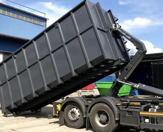 Murarz pracujący na bidownie